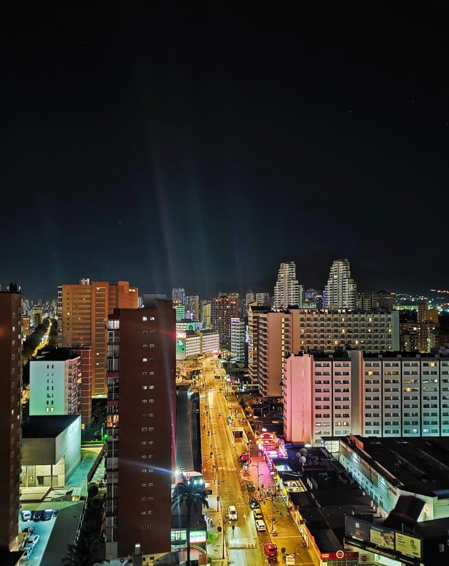 Vue de nuit sur Calle Gerona et les gratte-ciels Appartement d’angle avec vue de nuit sur Calle Gerona et les gratte-ciels à Benidorm