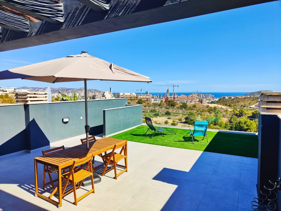 Grand rooftop avec espace repas Appartement avec grand rooftop aménagé et vue mer sur Benidorm au Balcon de Finestrat