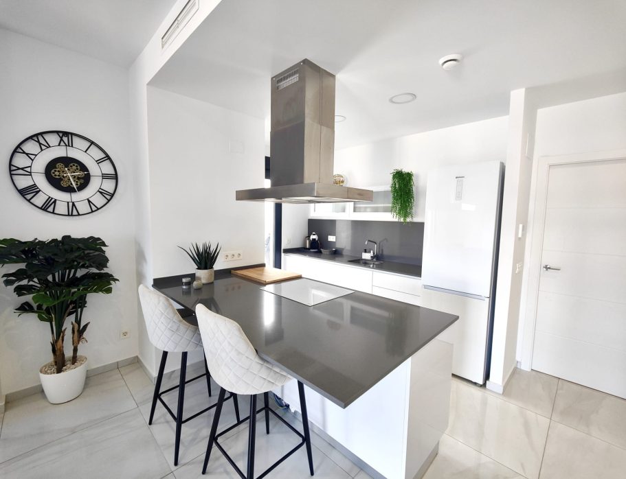 Cuisine moderne équipée ouverte sur séjour dans villa à Don Benito Altos de Polop