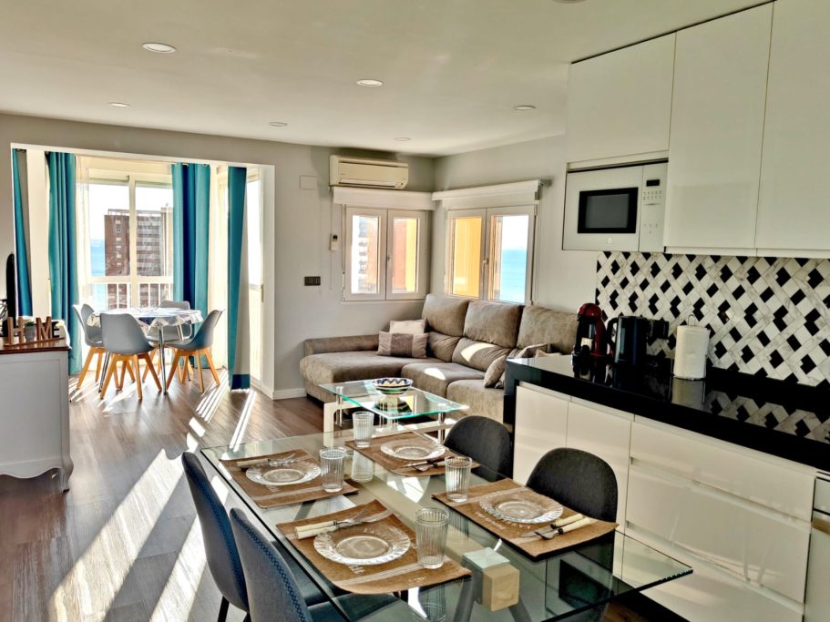 Pièce de vie moderne et lumineuse Appartement rénové avec pièce de vie lumineuse et moderne à Benidorm