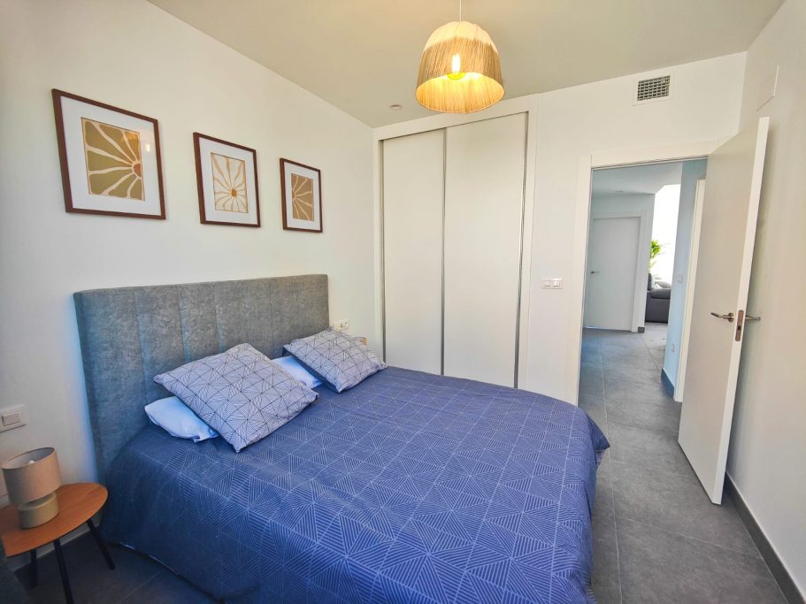 Chambre élégante avec lit double à Polop Hills