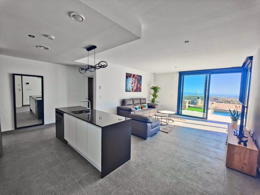 Pièce de vie climatisée et moderne donnant sur la terrasse, Collection Signature.