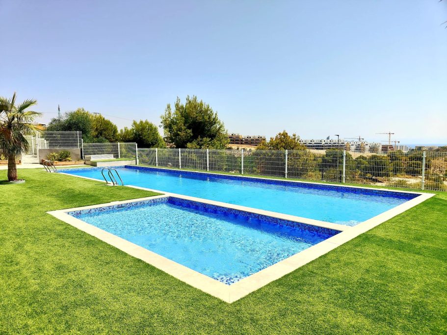 Piscine de la résidence avec bassin enfants Piscine de la résidence au Balcon de Finestrat près de Benidorm