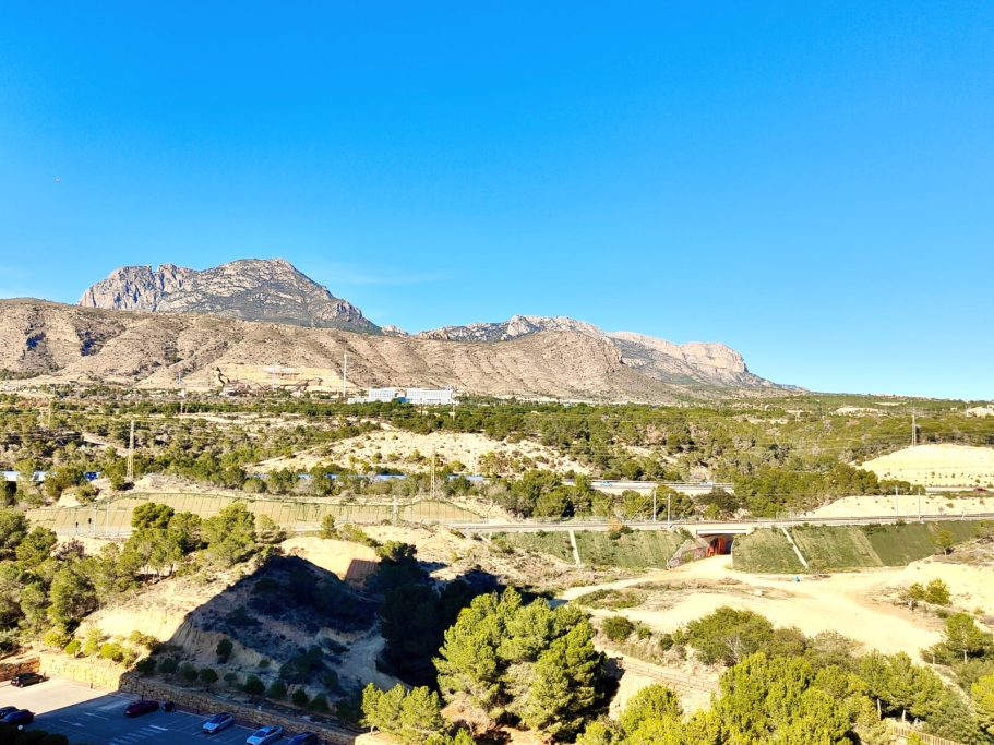 Appartement Eagle Tower Collection Signature – vue panoramique depuis la terrasse sur la nature et le Puig Campana