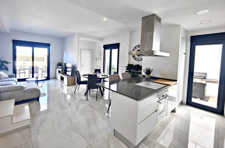 Pièce de vie contemporaine – Polop Pièce de vie moderne avec cuisine ouverte et baies vitrées sur terrasse – villa Don Benito Altos de Polop