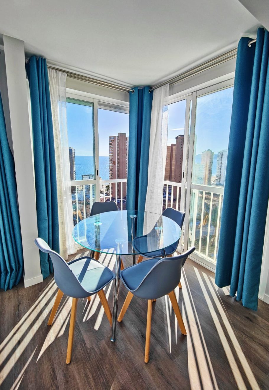 Espace repas lumineux Appartement d’angle avec espace repas lumineux et baies vitrées à Benidorm