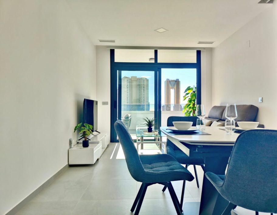 Appartement Eagle Tower Collection Signature – espace repas intérieur avec accès direct à la terrasse et vue sur la tour Intempo à Benidorm