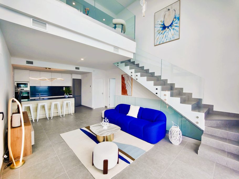 Vue de la pièce de vie climatisée avec salon confortable et cuisine moderne – villa contemporaine Polop Hills