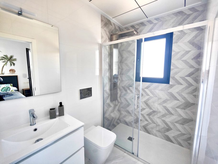Salle de bain indépendante avec douche et wc dans villa à Don Benito Altos de Polop