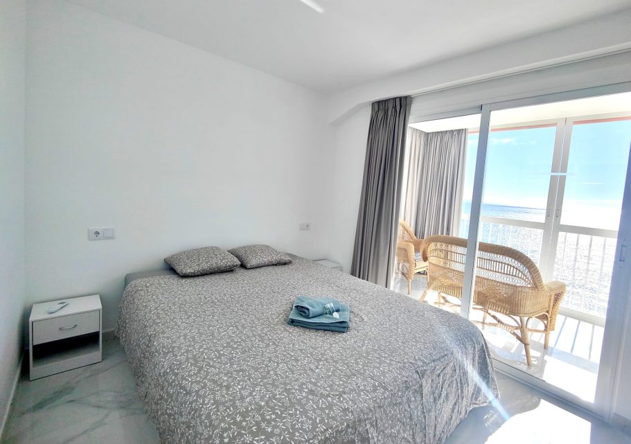 Chambre double lumineuse avec vue mer et accès direct à la loggia – appartement Veracruz Collection Signature