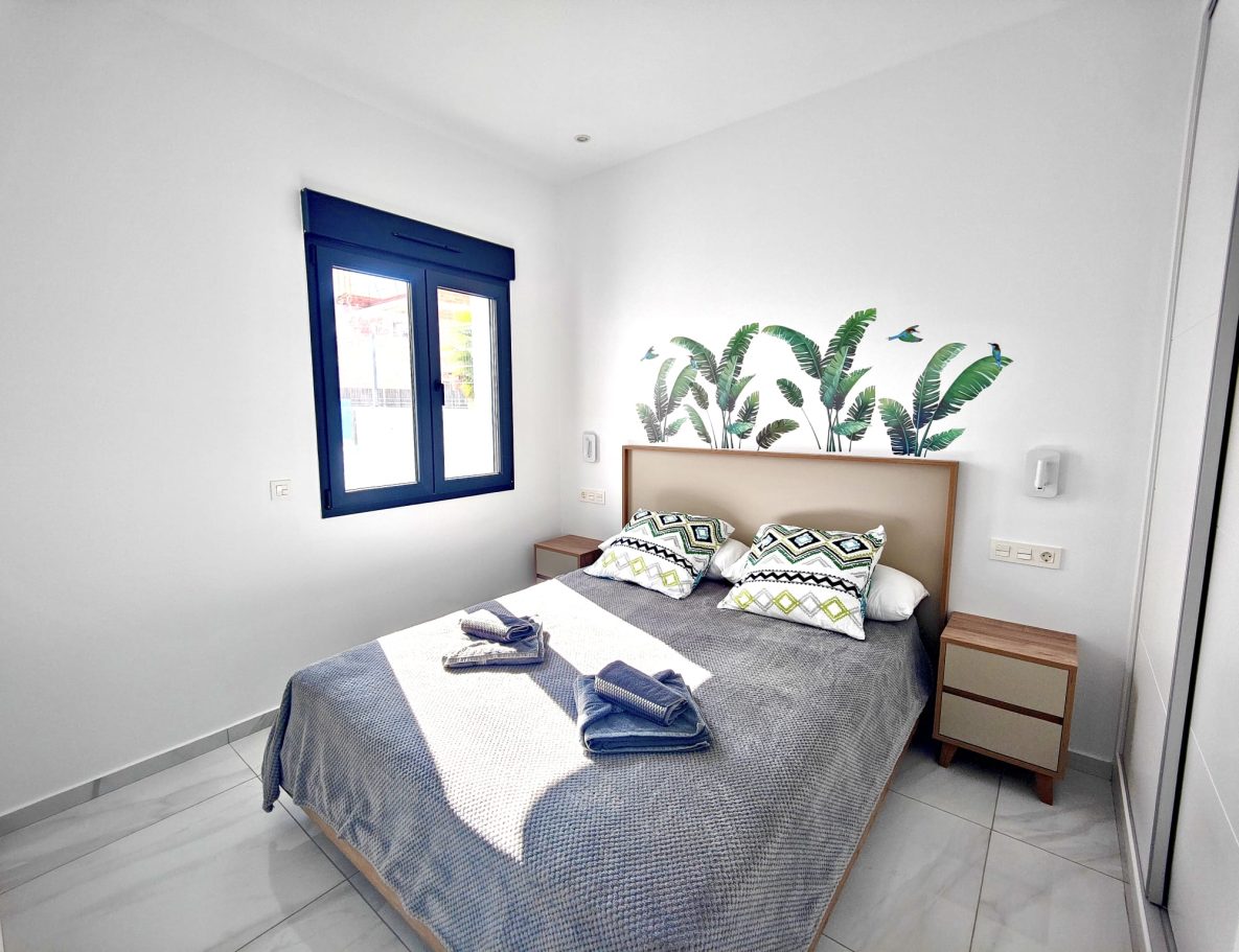 Chambre avec lit double et décoration murale dans villa à Don Benito Altos de Polop