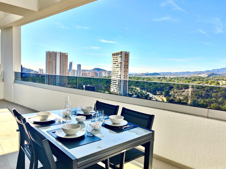Espace repas sur terrasse avec vue Appartement Eagle Tower Collection Signature – espace repas sur terrasse avec vue sur la skyline et la nature