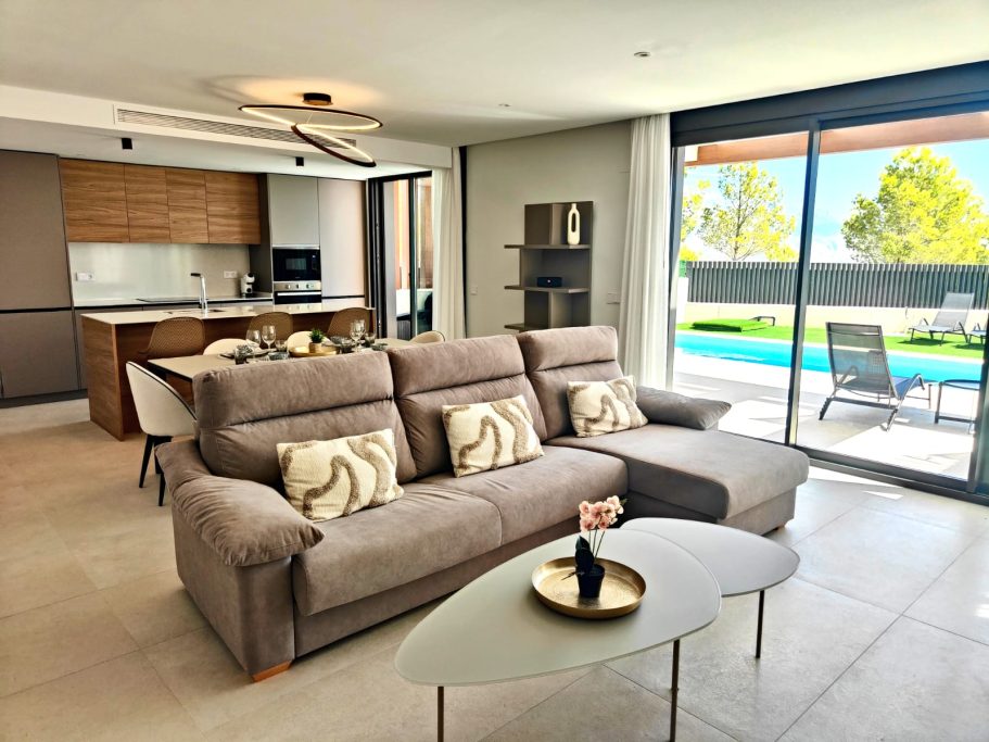 Pièce de vie ouverte avec salon et espace repas – villa Polop Bay View Costa Blanca
