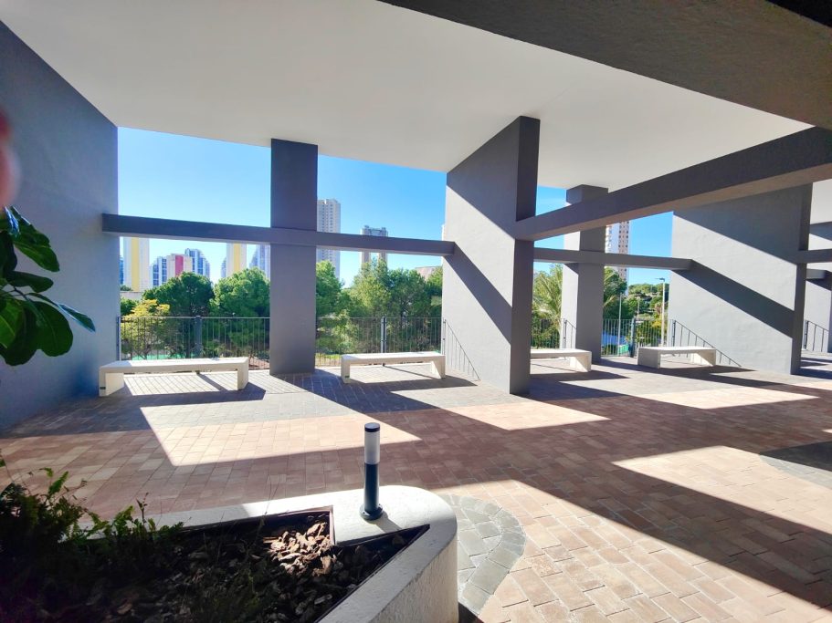 Appartement Eagle Tower Collection Signature – architecture moderne des parties communes avec vue sur la skyline de Benidorm