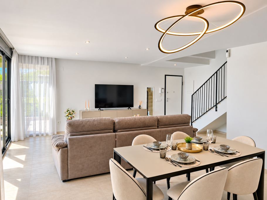 Pièce de vie moderne et élégante Pièce de vie avec espace repas, lustre design et salon – villa Polop Bay View