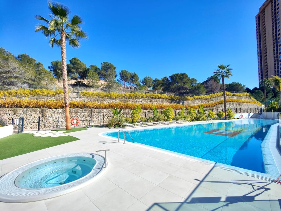 Résidence Eagle Tower Benidorm – jacuzzi et piscine extérieure