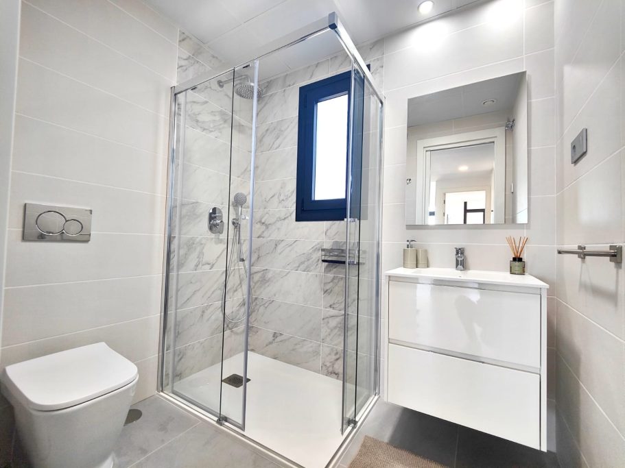 Appartement Eagle Tower Collection Signature – deuxième salle de bain moderne avec douche et WC suspendus à Benidorm