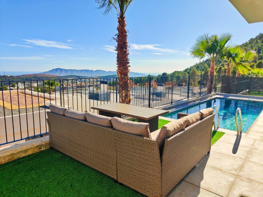 Salon de jardin pour profiter de moments conviviaux au bord de la piscine