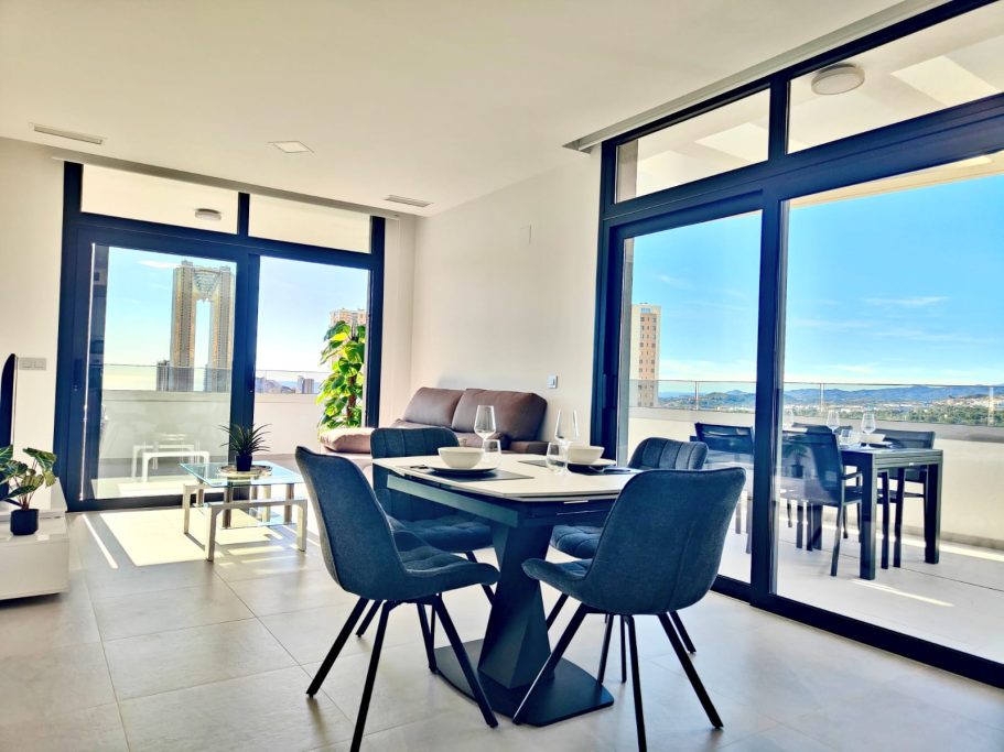 Pièce de vie lumineuse avec double baie vitrée Appartement Eagle Tower Collection Signature – pièce de vie baignée de lumière avec double baie vitrée et terrasse