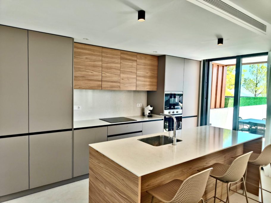 Cuisine ouverte moderne et équipée – villa Polop Bay View