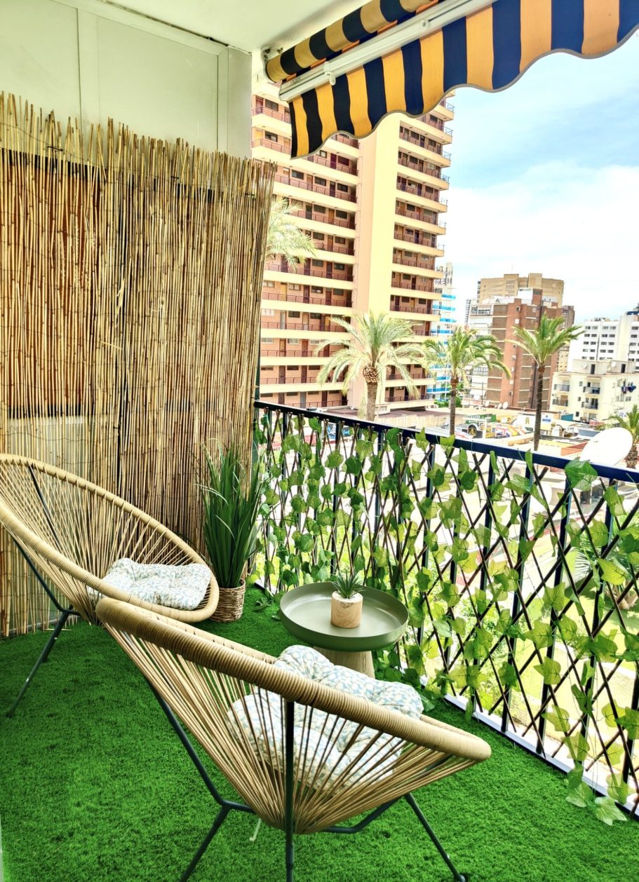 Balcon du studio avec vue latérale Balcon du studio avec fauteuils, table basse et vue latérale sur la résidence et les immeubles de Benidorm