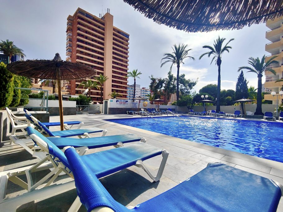 Piscine rénovée de la résidence Piscine de la résidence avec transats et parasols