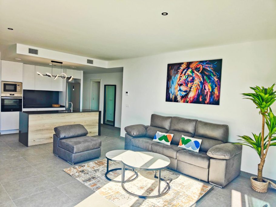 Vue de la pièce de vie climatisée avec salon confortable et cuisine moderne – villa contemporaine Polop Hills