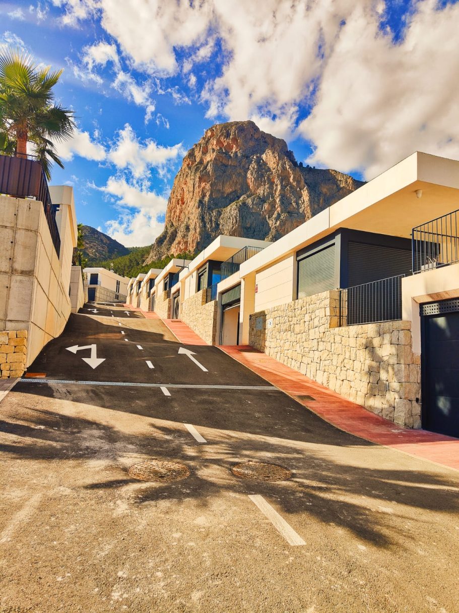 Rue privée du complexe Polop Hills avec le Ponoig en toile de fond.