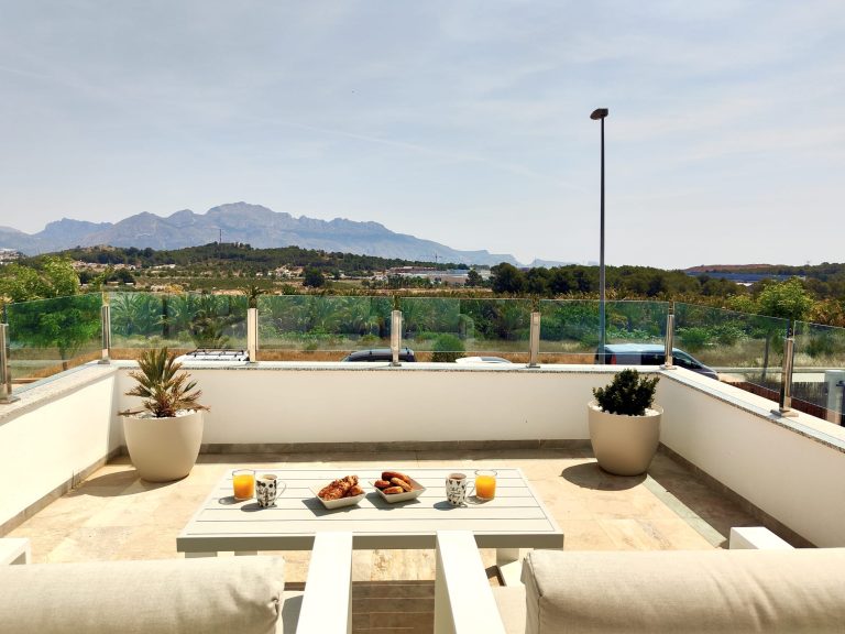 Terrasse privative avec vue Terrasse privative avec petit déjeuner et vue sur la Sierra de Bernia.