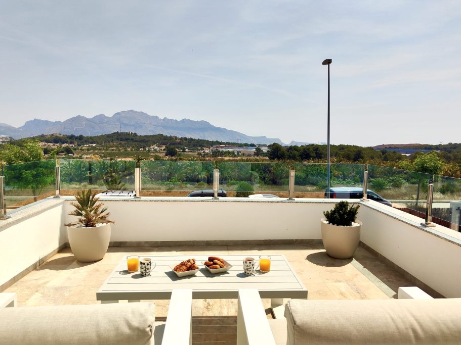 Terrasse privative avec vue Terrasse privative avec petit déjeuner et vue sur la Sierra de Bernia.