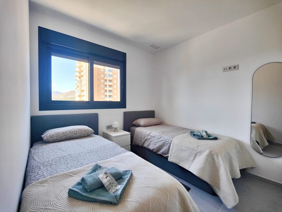 Appartement Eagle Tower – chambre avec deux lits simples, design moderne et grande fenêtre à Benidorm