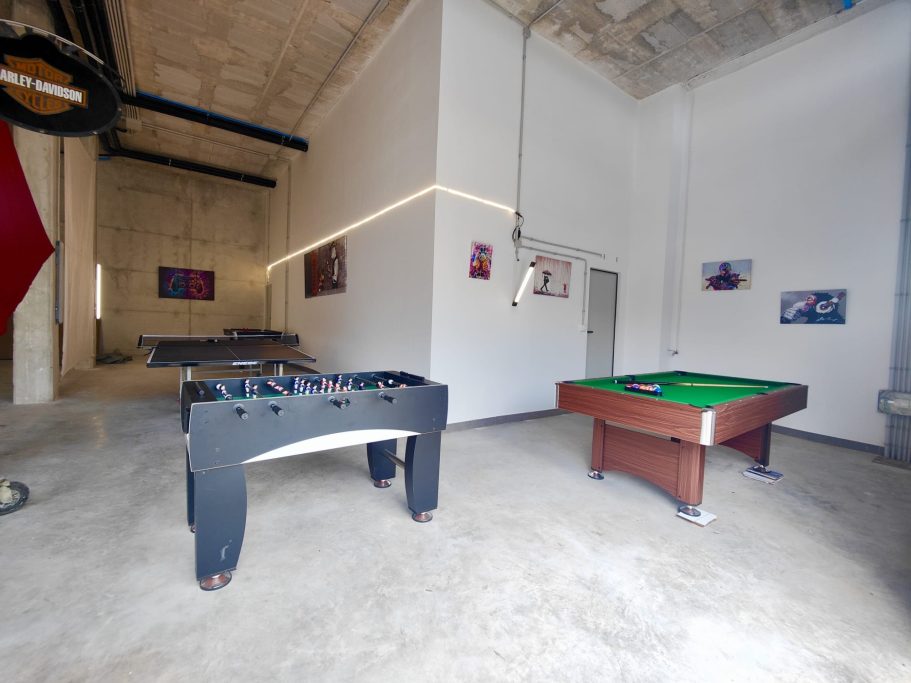 Espace de jeux familiale – Polop Hills Salle de jeux avec billard, baby-foot et ping-pong – villa familiale à Polop Hills