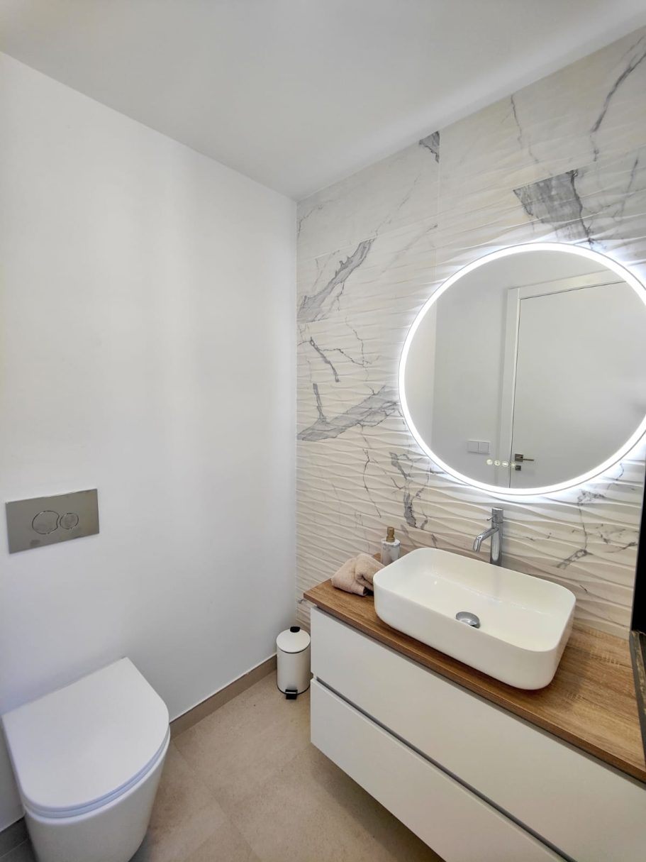 WC suspendu et lavabo vasque au rez-de-chaussée – villa Polop Bay View Costa Blanca