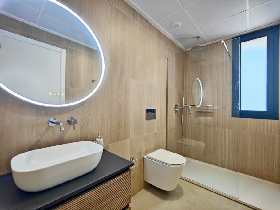 Salle de bain moderne avec douche et WC suspendus – villa Polop Bay View