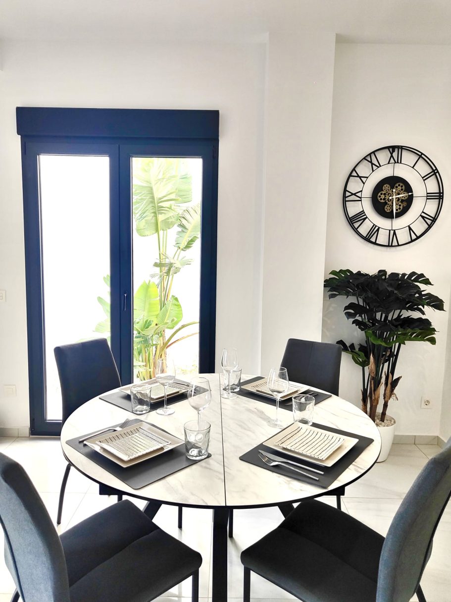 Espace repas moderne dans pièce de vie ouverte villa à Don Benito Altos de Polop