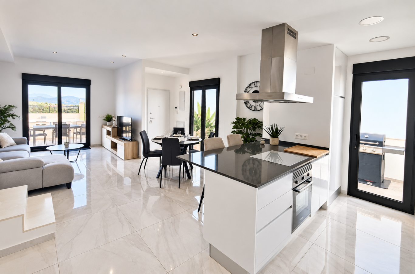 Pièce de vie moderne avec cuisine ouverte et baies vitrées sur terrasse – villa Don Benito Altos de Polop