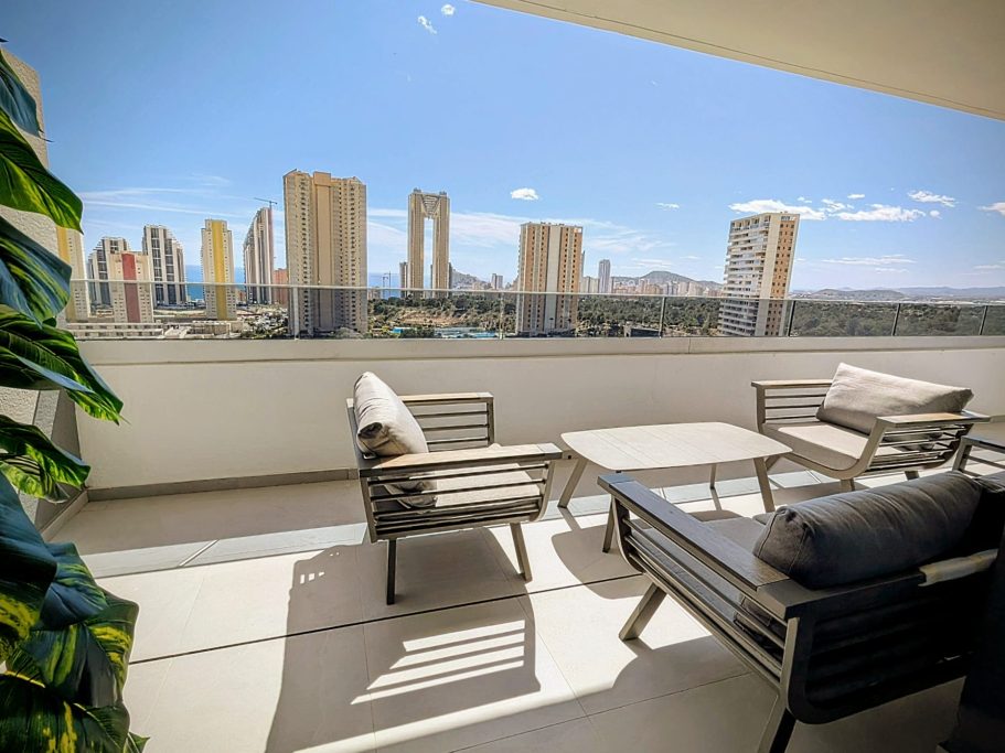 Grande terrasse orientée Sud Appartement Eagle Tower Collection Signature – terrasse avec salon de jardin complet et vue sur la skyline