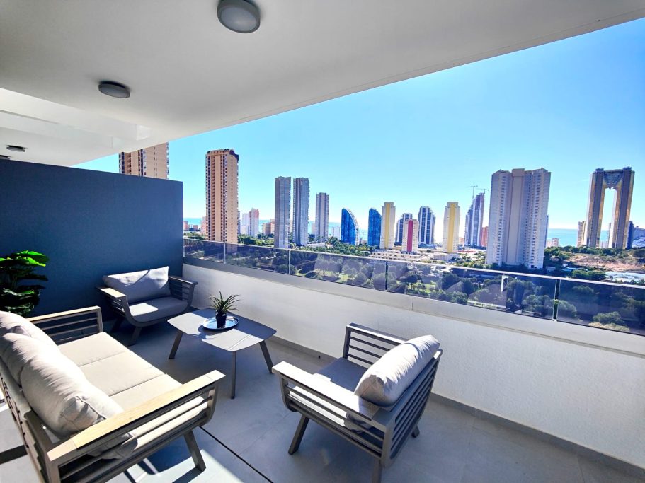 Salon de jardin complet sur terrasse Appartement Eagle Tower Collection Signature – terrasse avec salon de jardin complet et vue sur la skyline