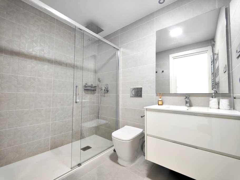 Appartement Eagle Tower Collection Signature – salle de bain moderne avec douche et WC suspendus à Benidorm