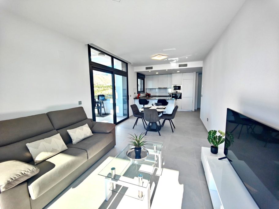 Appartement Eagle Tower Collection Signature – salon lumineux avec baies vitrées, espace repas et cuisine ouverte