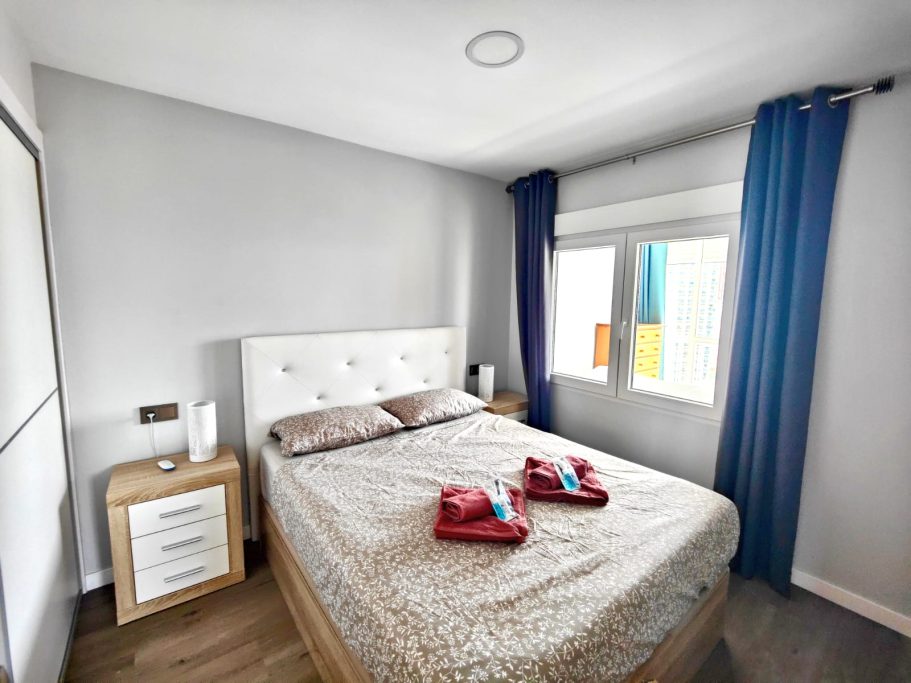 Chambre principale moderne et lumineuse Chambre moderne et lumineuse avec lit double et grand placard à Benidorm