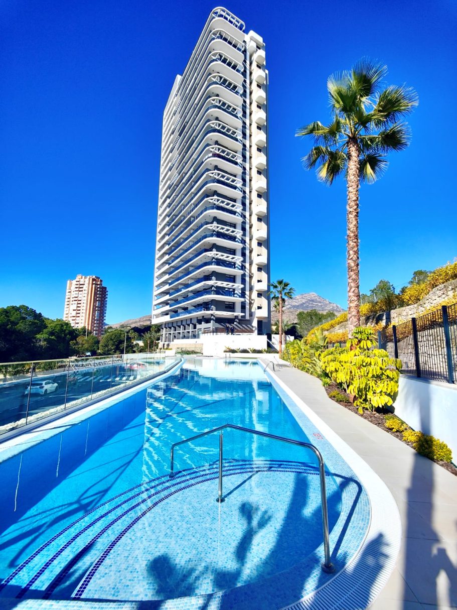 Piscine de la résidence Eagle Tower Appartement Eagle Tower Collection Signature – piscine moderne de la résidence avec palmier et tour Eagle Tower à Benidorm