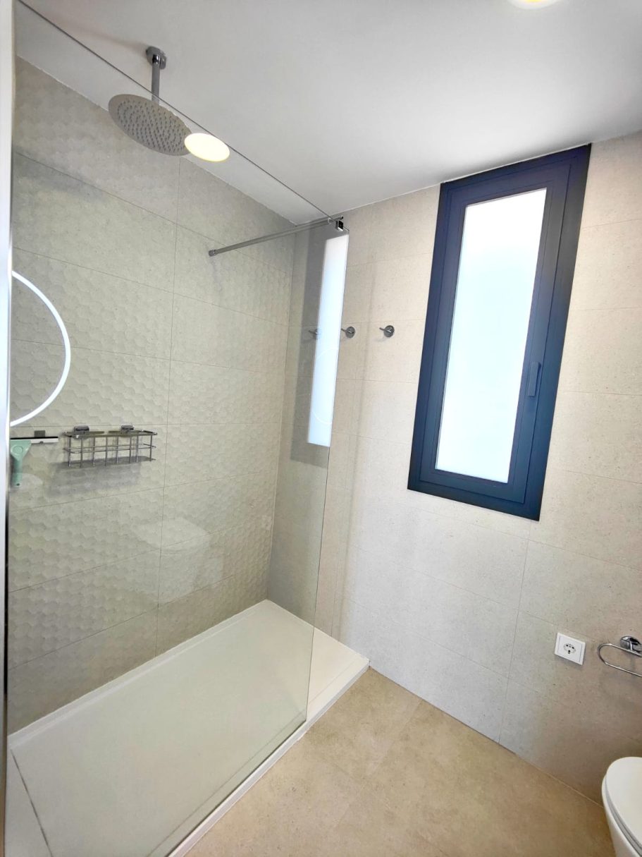 Salle de bain moderne avec douche – villa Polop Bay View