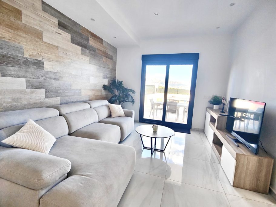 Salon contemporain avec grand canapé donnant sur terrasse – villa à Don Benito Altos de Polop