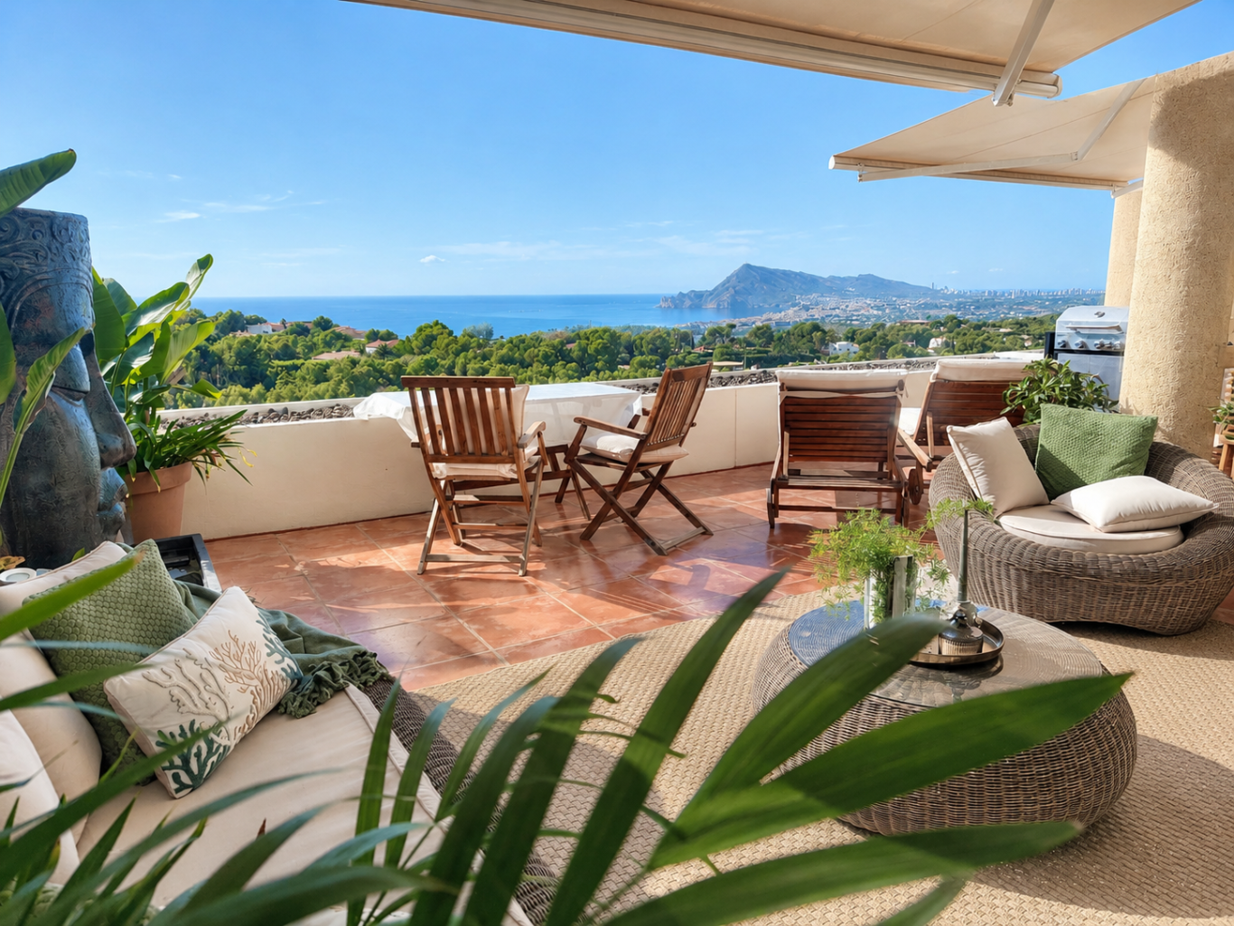 Appartement Eagle Tower Collection Signature – terrasse 40 m² avec salon de jardin et vue sur la skyline de Poniente et la mer à Benidorm