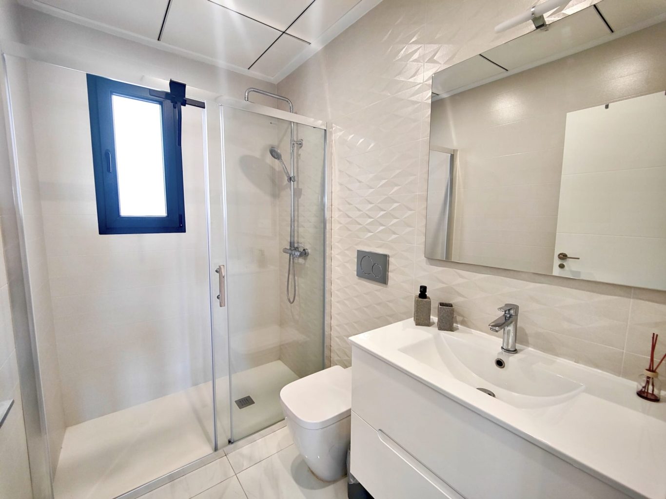 Salle de bain moderne avec douche dans villa à Don Benito Altos de Polop