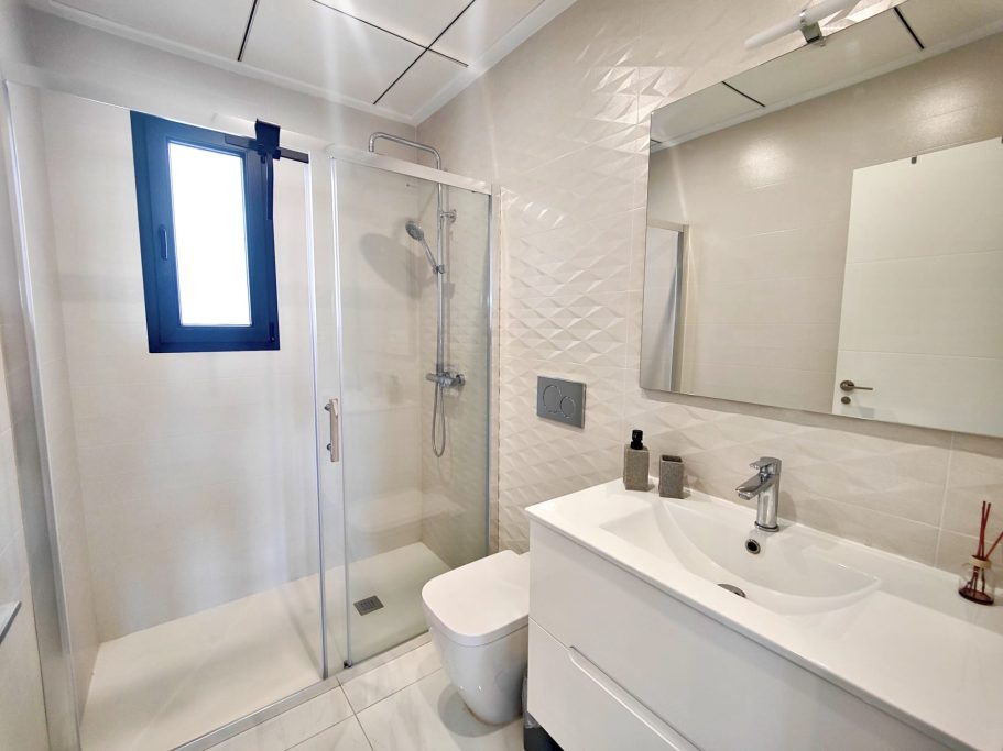 Salle de bain moderne avec douche dans villa à Don Benito Altos de Polop