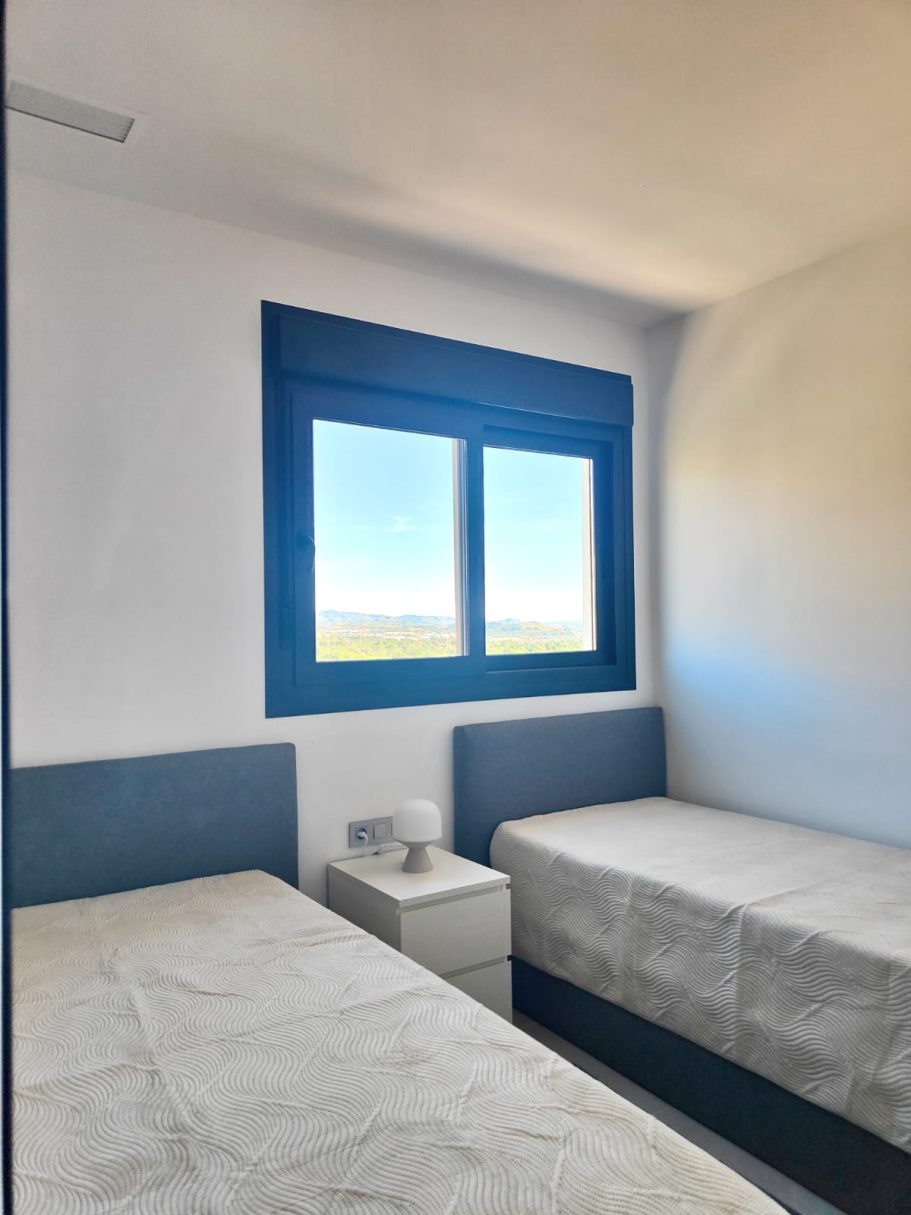 Appartement Eagle Tower – chambre avec deux lits simples, design moderne et grande fenêtre avec vue sur la nature à Benidorm