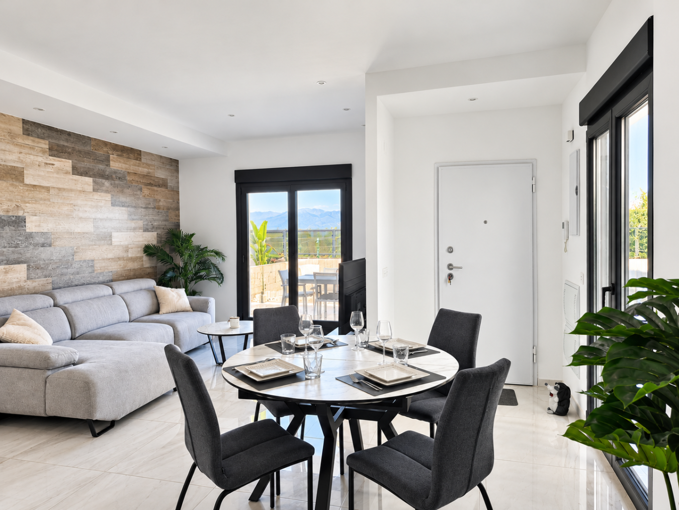 Grande pièce de vie traversante avec deux baies vitrées et espace repas au premier plan dans villa à Don Benito Altos de Polop