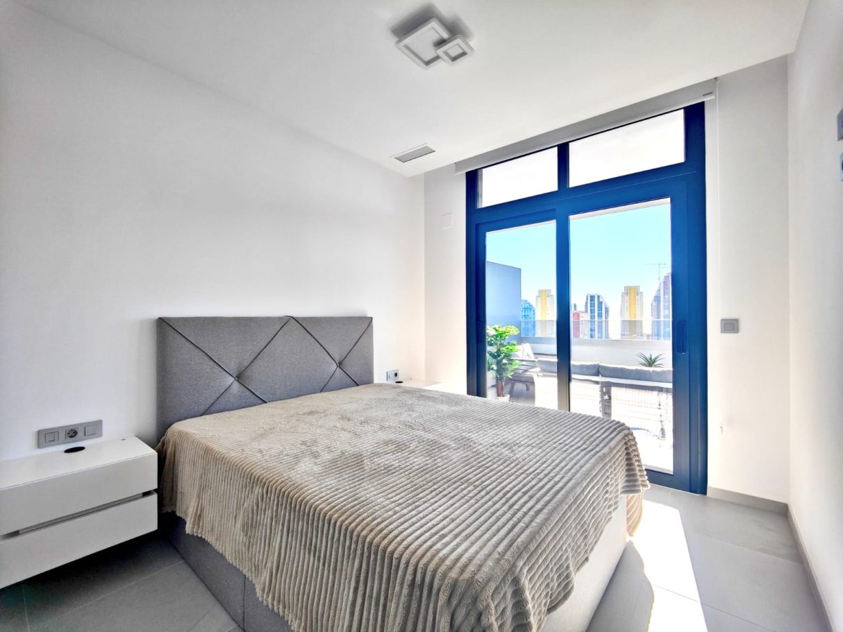 Appartement Eagle Tower Collection Signature – chambre principale avec lit double et accès terrasse